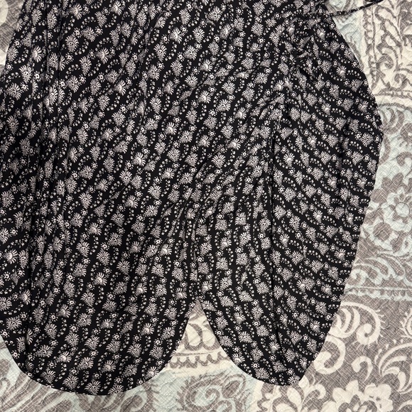 Fully Lined Sleeveless Black and White Printed Dress - Picture 5 of 6